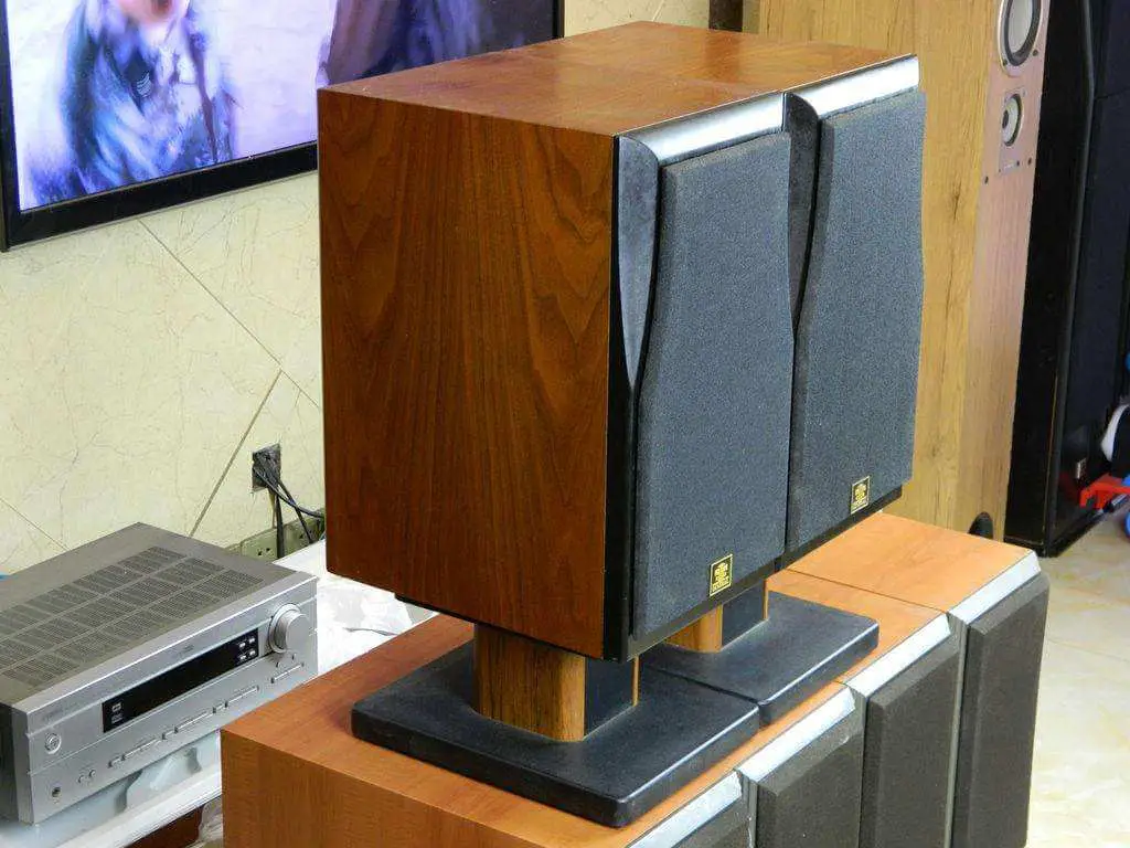 speaker stand feature
