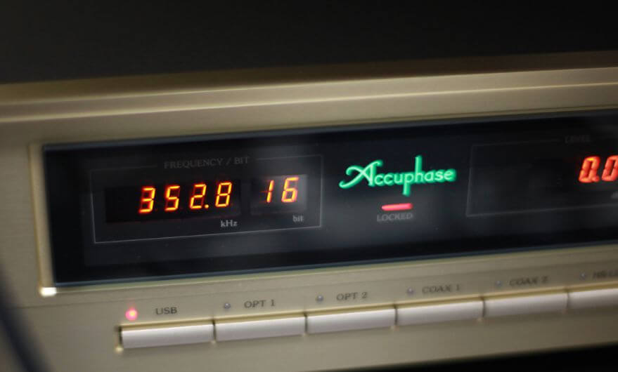 Accuphase DC-37 panel