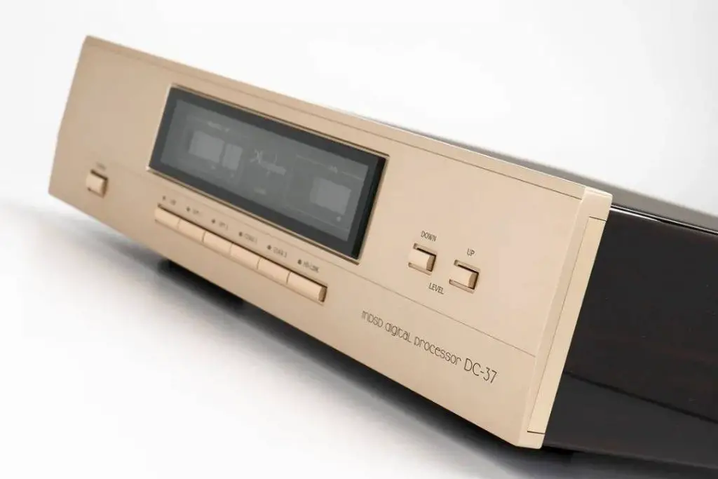accuphase dc-37 DAC converter